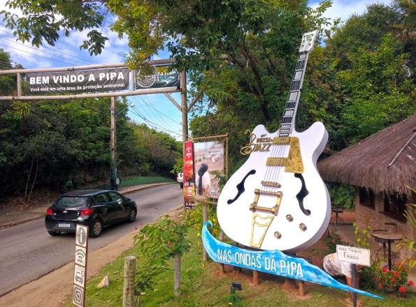 guitarra-gigante-do-fest-bossa-jazz-ganha-novo-visual-na-praia-da-pipa