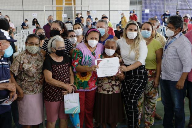 moradores-do-nova-natal-na-zona-norte-ganham-escritura-publica