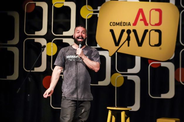 junior-chico-se-apresenta-no-natal-comedy-club-com-seu-primeiro-show-solo-de-humor-quebrando-o-armario