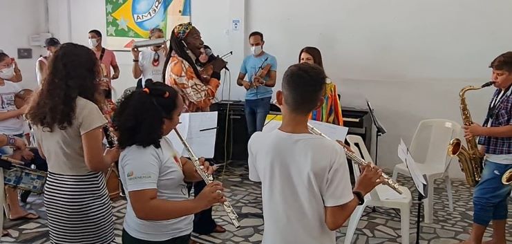 lia-de-itamaraca-visita-projeto-conexao-felipe-camarao-e-danca-ciranda-com-alunos-e-convidados