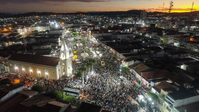 currais-novos-reune-milhares-de-fieis-em-procissao-de-santana