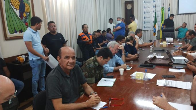 prefeito-taveira-e-outros-prefeitos-de-cidades-atingidas-pelas-chuvas-participam-de-reuniao-com-defesa-nacional