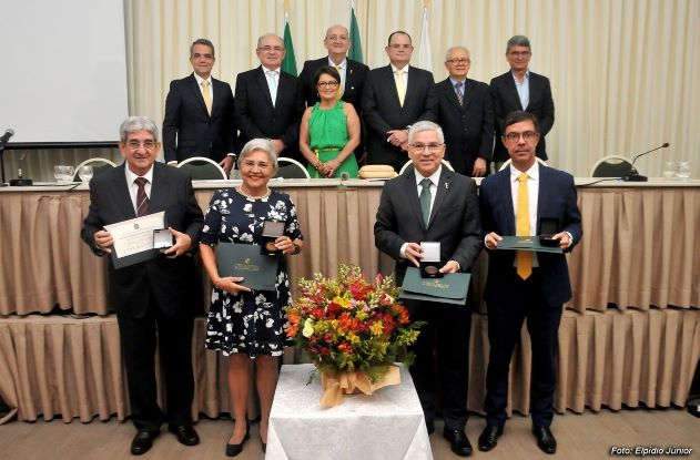 conselho-de-medicina-realiza-noite-de-homenagens-para-medicos-e-advogado