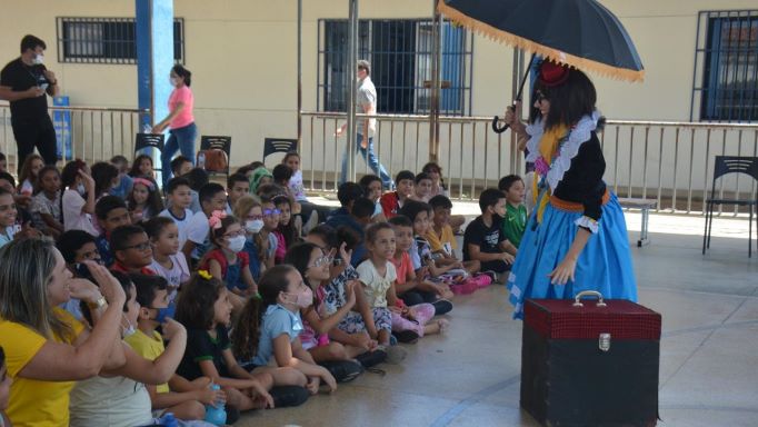 escola-ivanira-paisinho-recebe-espetaculo-cacadoras-de-historias