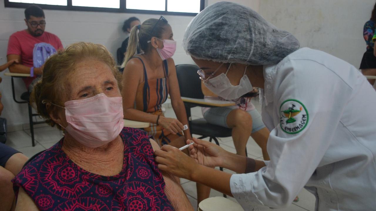 vacinacao-e-teste-rapido-na-escola-ivanira-paisinho-prosseguem-ate-as-20h