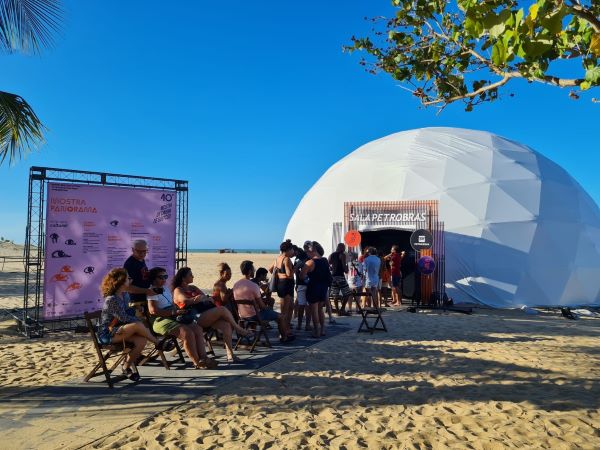 sala-de-cinema-em-formato-geodesico-na-areia-da-praia-e-uma-das-inovacoes-da-mostra-de-cinema-de-gostoso