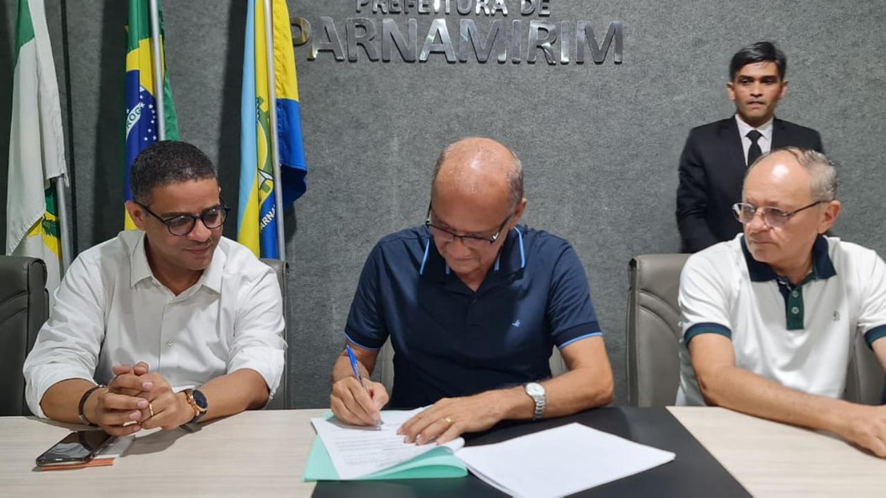 prefeito-taveira-assina-contrato-para-informatizacao-da-saude-municipal