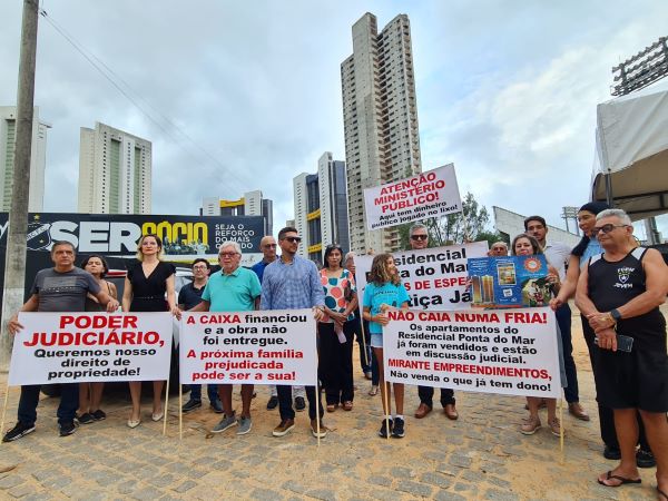 protesto-denuncia-descaso-da-justica-com-residencial-inacabado-e-mais-de-150-familias-lesadas