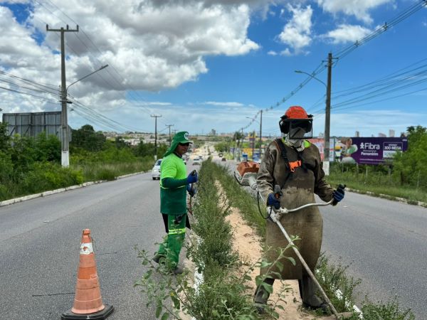 prefeitura-de-parnamirim-realiza-limpeza-na-avenida-olavo-montenegro