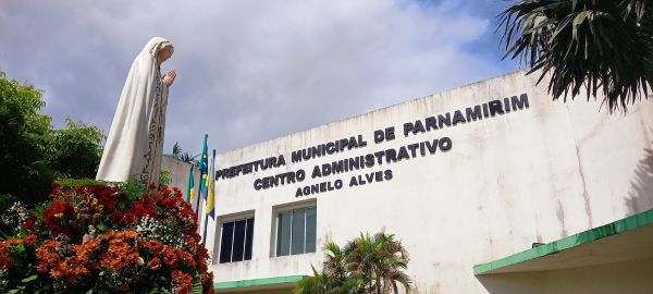 imagem-de-nossa-senhora-de-fatima-e-conduzida-pelo-centro-administrativo