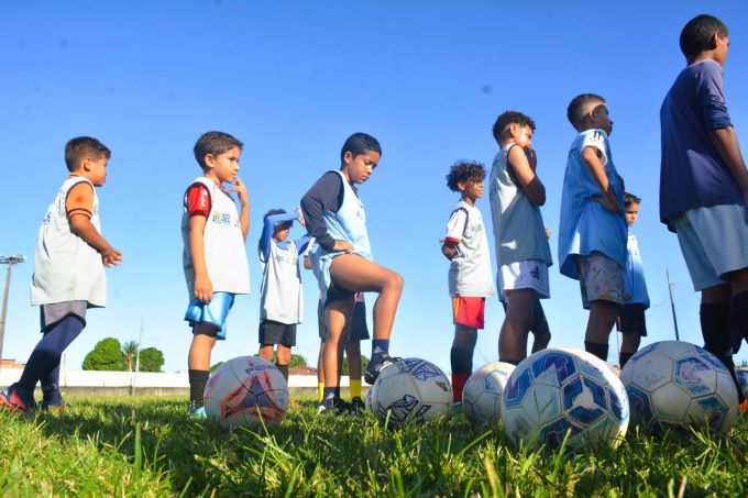 jovens-talentos-do-futebol-sao-atendidos-pelo-programa-livro-na-mao-e-bola-no-pe-em-parnamirim